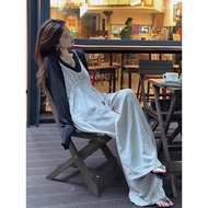 Ord-Set 2 Piece poly overalls combined with a simple 4-season black V-neck long-sleeved shirt for wo