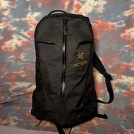 95% new arcteryx arro 22 backpack OG rucksack arc’teryx 不死鳥灰黑色防水拉鏈背囊 書包 背包 始祖鳥