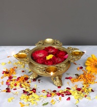 Etnik diukir reka bentuk inci Brass Urli dengan 4 Diyas / Ethnic Carved Design Inches Brass Urli Wit
