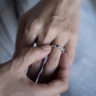 a flow of 藍色月光石戒指