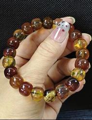 緬甸變色龍多寶直切優質琥珀手鍊
11×9.4mm 15.4g 手圍18cm
HK＄1499❌750
缅甸琥珀變色龍多寶（包含變色龍茶珀及多種珍稀琥珀）因形成於白垩紀，能量古老而強大。變色龍茶珀特有的光