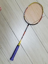 這是一支 Yonex Isometric Power 羽球拍。 [1]

拍框設計：採用 YONEX 標誌性的 Isometric 方形拍框，旨在擴大有效擊球甜區。

設計細節：拍身呈現黑色、橘色與黃