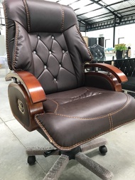 Elegant Adjustable Height Executive Office Chair with Wooden Base and Swivel Function