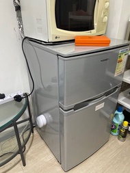Refrigerator 小型雪櫃。
