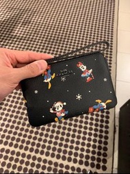 🇨🇦🇨🇦加拿大直送✈️COACH x MICKEY SMALL CORNER ZIP WRISTLET米奇限量聯名款單拉鍊手拿包