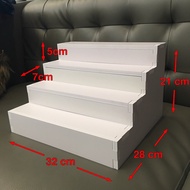 ชั้นวางโมเดล 4ชั้น หน้าชั้นทึบ แข็งแรง ทนทาน ประกอบง่าย ทนน้ำ ทนปลวก  ขน าดตามรูปคับ กว้าง 32 ลึก28 