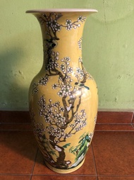 Guci kuning antik motif burung dan pepohonan