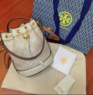 TORY BURCH T Monogram 老花滿印抽繩 編織提花拼皮革飾邊 水桶包手提單肩斜挎包 迷你 女款 杏仁白色