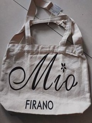 Mio FIRANO這款帆布包是日本知名品牌，可側背/跨肩背/手提，在東京各大著名百貨公司均設有專櫃，由廣末涼子、上戶彩等知名女星代言，是日本備受好評的包包品牌！請參考最後一張的品牌官網照片！#24夏時尚