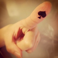 OhMyTat 手指位置撲克黑桃葵扇刺青圖案紋身貼紙 (6枚)