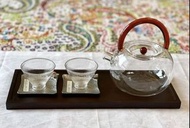 日式手工玻璃耐高温茶具出口日本 壺是手工一體壺 耐高温，壺口有壺濾 容量1.2L 杯子也有，素條紋 茶碟是黄銅鍍鎳