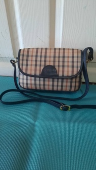 กระเป๋าคอสบอดี้ Daks London มือสอง ขนาด9 นิ้ว สภาพดี ขอบมุมดี มีร่องรอยการใช้งานทั่วไป วินเทจสวย