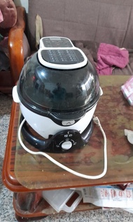 放很久沒用的垣球型鍋容量很大氣炸鍋可炒菜烤雞蛋糕牛排等。。鍋子可以左右炒1500元二手有使用痕跡介意勿擾。機器重永和面交
