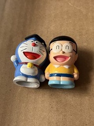 這對收藏品是哆啦A夢與大雄的指偶 Figure 公仔