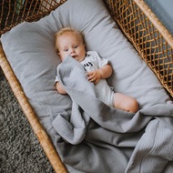 灰色平紋細布羽絨被和枕套