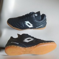 Lotto stadio genuine cowhide futsal shoes with rubber outsoles are sewn around the/ futsal sports sh