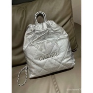 Chanel 22bag，Metallic Silver！
Such a fashionable color，The picture above will sell out quickly！