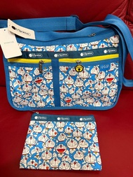 全新大形LeSportsac Doraemon 斜孭袋，LeSportsac 和哆啦A夢,多啦A夢聯名，斜孭袋單肩袋媽咪袋健身袋，新款百搭大容量手提包包子母包。尺寸： L35cm，H23cm，W14+
