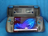 ASUS ROG Ally X 電競掌機，配備了 80Wh 大容量電池。
作業系統：搭載 Windows 11 Home，可遊玩 PC 遊戲。硬體規格：內建 AMD Ryzen Z1 Extreme 