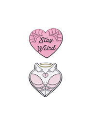 Set de 2 piezas: broches de esmalte "Stay Weird" con parche de corazón rosa para mochila, broche de alas de ángel personalizado, insignias de solapa, joyas para niños y amigos