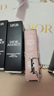現貨有售 (日版) Dior Addict 鏡光誘惑唇膏 嘅限定時尚外殼 Dior Addict Fashion Lipstick Case 粉紅色皮革質感，上面帶有精緻嘅絎縫車線（Cannage 藤