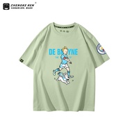 เสื้อยืดคอกลมแขนสั้นผ้าฝ้ายแท้พิมพ์ลายการ์ตูนการ์ตูนสำหรับแฟนฟุตบอล Manchester City Kevin De Bruyne 