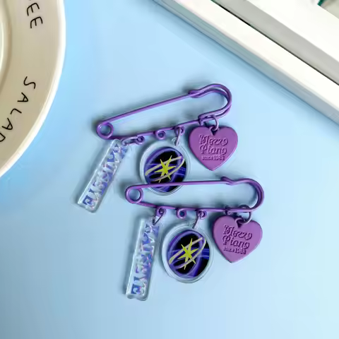 Kpop KATSEYE Keychain MINI LOGO Pendant Pins Badge Brooch Manon Sophia Yoonchae EYEKONS Fans Collect