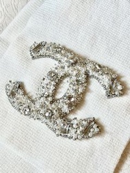 近全新! Chanel 精緻絕美重工立體琉璃珍珠水鑽logo奶油白cashmere圍巾(180*20cm)