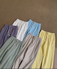 alo yoga ACCOLADE SWEATPANT JISOO 系列 純色繫帶中腰束腳針織運動褲 女款