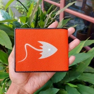 Stringray Wallet กระเป๋าหนังปลากระเบน สีส้ม มีรูปปลาสีขาว ตรงกลาง กระเป๋าสตางค์หนังปลากระเบน สามารถเสียบหรือบิล หลังกระเป๋าได้