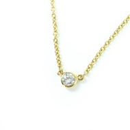 TIFFANY & Co.) Elsa Peretti Diamonds by the Yard 系列單鑽吊墜，18K 金材質，鑲嵌 0.05 克拉鑽石，品相極佳。鑽石直徑約 3.5 毫米，項鍊長 4