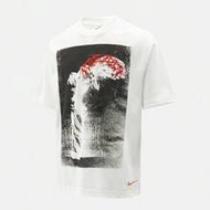 เสื้อยืดแขนสั้นผู้ชาย AS U NSW TEE LSE YMH DINO PRIN คอถักไม่มีปก TIQ5863-100