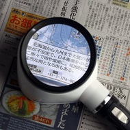 3.5x/8D/80mm 日本製LED閱讀用大鏡面立式放大鏡 M-323