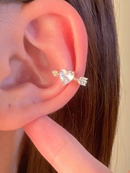 1個箭形穿過心形cz水晶裝飾的夾式耳環,女性日常佩戴個性化無耳洞耳環