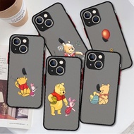 [HM] Disney Cute Pooh Matte Case Funda สำหรับ iPhone XS XR X 13 Pro Max 6S 8 Plus 7 11 SE 12 Mini 6 2020 8 P 7P 6 XS เปลือกโทรศัพท์มือถือ