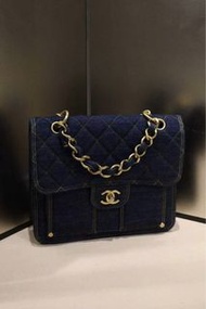 Chanel 23S 深藍色金扣丹寧郵差雙肩包