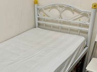 白色單人鐵床架