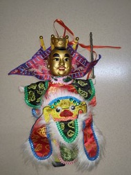 古董老件布袋戲偶,'偶頭是塑膠，手跟腳是塑膠高37長23寬11公分