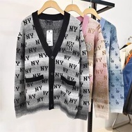 🌟官網授權商家🌟MLB MONOGRAM 老花系列洛杉磯道奇隊25FW 時尚潮流個性輕奢精緻復古滿印漸變品牌 LOGO 雙口袋下擺收緊長袖針織衫男女同款 顏色：炭灰色深粉色 尺碼： M L XL