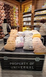 ‼️大阪現場代購連線中‼️❤USJ 日本環球影城 Minions Bob's Favorite Bear Tim 熊仔公仔 毛公仔 掛飾 襪 頭箍 大公仔 日本零食 日本手信 snoopy hello