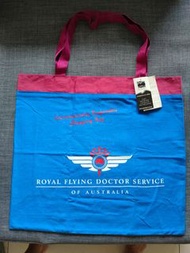 澳洲製造的Royal flying doctor service 皇家飛行醫生服務的大型托特購物袋，外出購物或是放置寵物都非常適合喔！這款包包的收益扣除開支，都是直接匯入這個非營利組織皇家飛行醫生的帳號，它們最主要的收入就是開設了禮品店，販售一些日常用品，就如同這款包一樣！