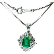 สร้อยคอผู้หญิงมือสอง ประดับด้วยมรกต 0.34 กะรัต และเพชร 0.66 กะรัต ตัวเรือนทำจากแพลทินัม (Pt850/Pt900