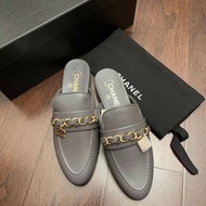 Chanel 爆款灰色穆勒鞋 經典金鏈雙C裝飾 柔軟舒適 尺寸36.5C