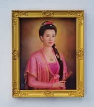 ภาพพระพี่นางสุพรรณกัลยา มงคลเสริมฮวงจุ้ยกรอบหลุยส์ทองเล็ก ขนาด9.5x11.5 นิ้ว มีหูแขวนได้ และขาตั้งรูปได้