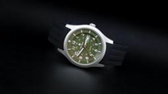 台灣精品美型軍綠色搭載日本 SEIKO 精工原廠 VX43 石英機芯強悍造型軍風防水石英錶,不鏽鋼製錶壳22mm矽膠錶帶
