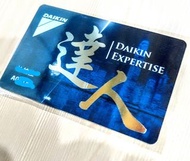 大金冷氣R32雪種機安裝服務、大金達人認證(圖1及2）安裝分體機工程 1.合資格輕度易燃 r32 雪種技工安裝 安裝時 會準備好防火及 滅火 措施# 圖片9、包括 檢驗合格有證書滅火筒。滅火氈2. 安