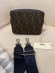 Fendi 芬迪 老花相機包 男款 藍色 全新正品現貨實拍 尺寸：6.5 × 17.5 × 14 cm 支持驗貨，非真假不退