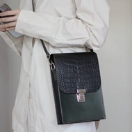 手工手縫黑色鱷魚紋暗綠色植鞣真皮背包