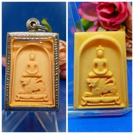 传奇九大圣僧之一龙婆登顶级圣物之一,象骨制作崇迪佛醒狮模品相非常完美(此尊是圣僧的庙于BE2550用同样的模，同款料重新制作的)，已包好花边不锈钢佛牌壳Phra Somdej Phim Singha