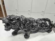 天然翡翠A貨】30cm終極重器！水墨烏雞種 滿工虎紋猛虎大擺件（長30x高13cm/鎮宅辟邪擋煞）